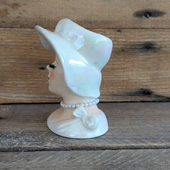 Vtg 4.25" Lefton Lady Head Vase Pearlescent White Dress and Hat Pearl Necklace - Picture 3 of 11